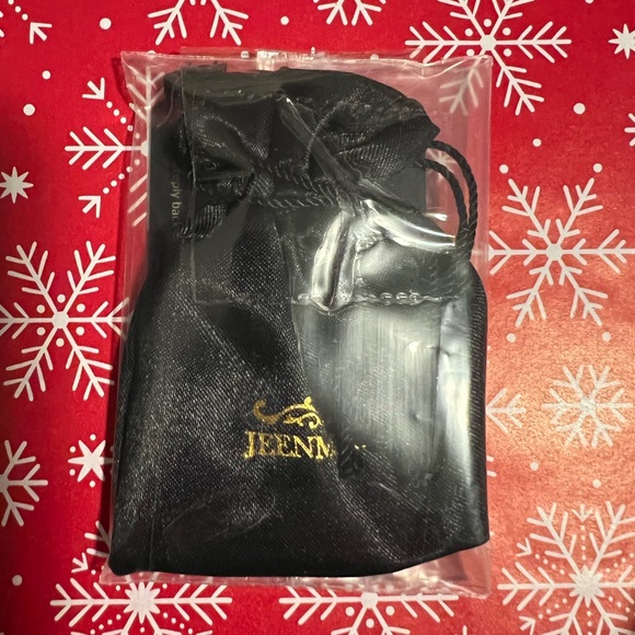 JeenMata Beautiful 1 Carat Round Cut Real Moissanite Solitaire Pendant Necklace - Picture 2 of 3